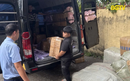 Tạm giữ 2 phương tiện chở nhiều hàng hóa không rõ nguồn gốc