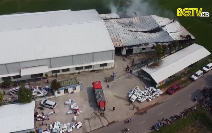 Tân Yên: Cháy lớn, 1 xưởng may bị thiêu rụi  