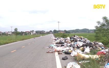 Tân Yên: Đường vừa làm xong biến thành bãi rác
