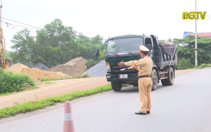 Tăng cường kiểm soát xe ô tô vận tải hàng hóa trên các tuyến đường đê