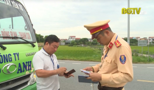 Tăng cường kiểm tra xe ô tô khách trên đường tỉnh 293