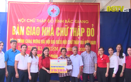 Tặng quà cho hộ nghèo, học sinh có hoàn cảnh khó khăn