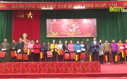 Tặng quà người nghèo huyện Hiệp Hoà