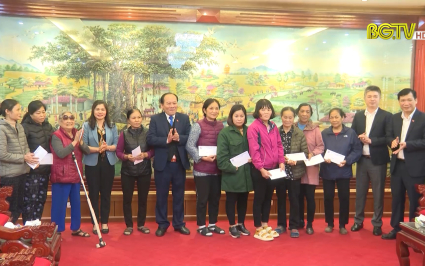 Tặng quà Tết cho hộ nghèo huyện Hiệp Hoà