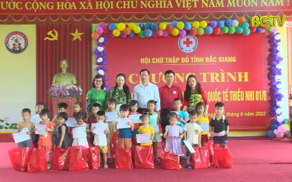 Tặng quà thiếu nhi tại 2 huyện Lục Nam và Sơn Động