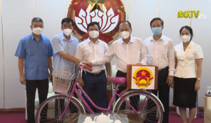 Tặng xe đạp và hòm phiếu bầu cử cho Bảo tàng MTTQ Việt Nam