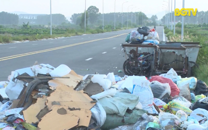 Tập kết rác thải sai quy định và nguy cơ mất ATGT trên đường