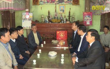 Thăm, chúc tết gia đình chính sách tại huyện Hiệp Hòa 