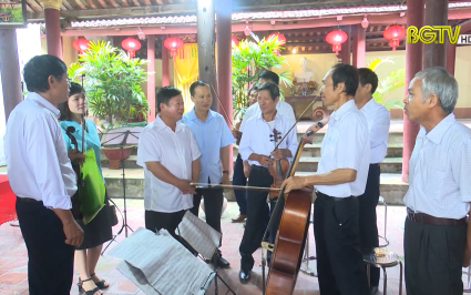 Thăm, tặng quà câu lạc bộ Violon làng Then
