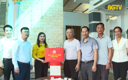 Thăm, tặng quà chiến sĩ cách mạng bị địch bắt tù đày