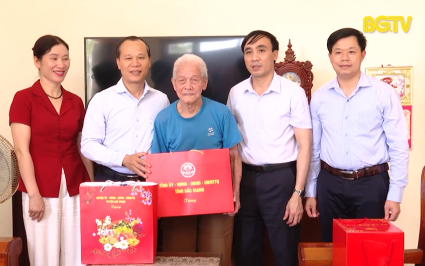 Thăm, tặng quà chiến sĩ cách mạng bị địch bắt tù đày tại Lục Ngạn và thị xã Chũ 