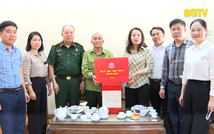 Thăm, tặng quà chiến sĩ cách mạng bị địch bắt tù đày tại thị xã Việt Yên