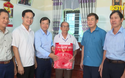 Thăm, tặng quà người cao tuổi tiêu biểu huyện Yên Dũng 