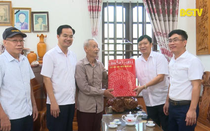 Thăm, tặng quà người cao tuổi tiêu biểu huyện Yên Thế 