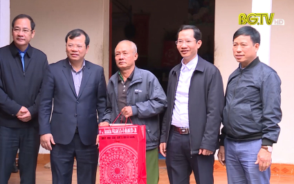 Thăm, tặng quà Tết người có công tại huyện Việt Yên 