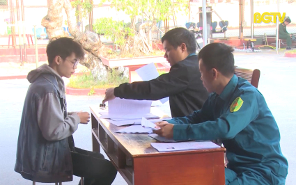 Thanh niên Bắc Giang hăng hái tình nguyện viết đơn nhập ngũ