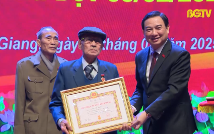 Thành phố Bắc Giang trao tặng huy hiệu Đảng đợt 3/2