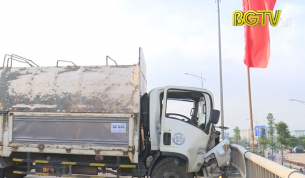 Thành phố Bắc Giang: Va chạm giữa hai ô tô trên cầu vượt cao tốc