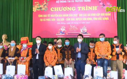 Thứ trưởng Bộ TT&TT thăm, tặng quà Tết hộ nghèo huyện Sơn Động