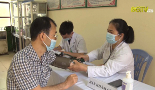 Thực hiện tiêm vắc xin phòng Covid-19 cho nhân viên y tế huyện Lục Ngạn và Sơn Động