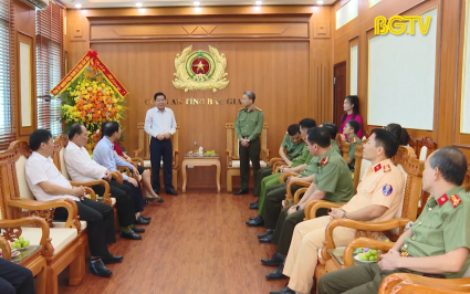 Thường trực Tỉnh ủy chúc mừng Ngày truyền thống Công an nhân dân