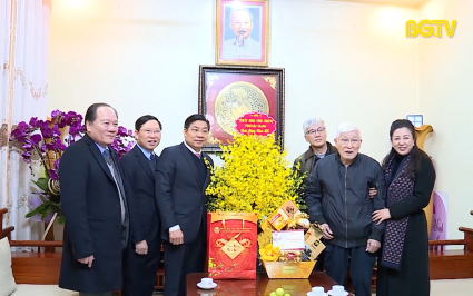 Thường trực Tỉnh ủy đến thăm, chúc Tết đồng chí Nguyễn Thanh Quất