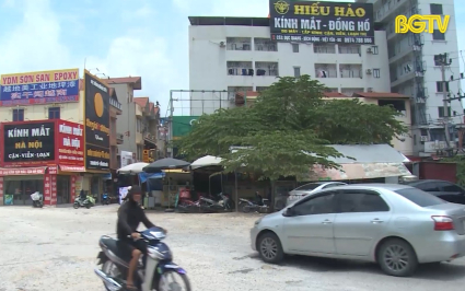Tiềm ẩn nguy cơ mất ATGT tại tuyến đường gom cao tốc Hà Nội - Bắc Giang 
