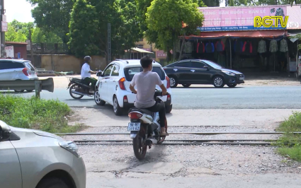 Tiềm ẩn tai nạn giao thông từ đường ngang dân sinh qua đường sắt