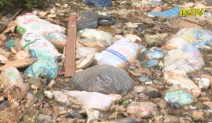 Tiếp diễn tình trạng rác thải trên kênh Chính