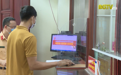 Tiếp nhận hơn 100 hồ sơ đăng ký ô tô online
