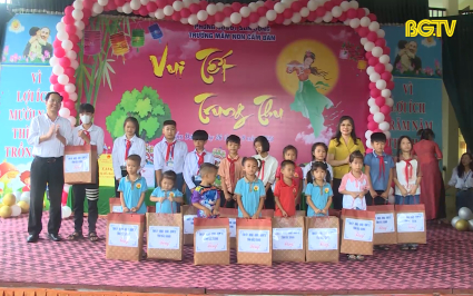 Thăm, tặng quà người cao tuổi và trẻ em huyện Sơn Động