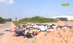 Tình trạng đổ trộm rác  thải trên tuyến đường gom cao tốc