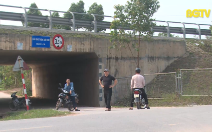 Tình trạng mất an toàn giao thông trên đường gom cao tốc Bắc Giang - Lạng Sơn
