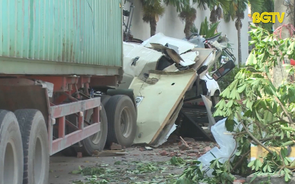 TNGT nghiêm trọng khiến lái xe container tử vong