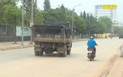 TP Bắc Giang: Xe chở đất gây bụi bẩn đường phố
