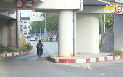 TP. Bắc Giang: Tình trạng đi xe máy ngược chiều dưới cầu vượt cao tốc