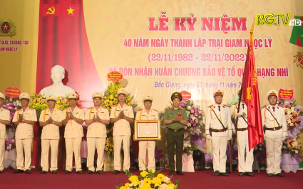 Trại giam Ngọc Lý đón nhận Huân chương Bảo vệ Tổ quốc hạng Nhì 