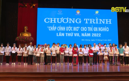 Trao 246 suất học bổng "Chắp cánh ước mơ" cho trẻ em nghèo