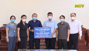Trao 250 triệu đồng ủng hộ Việt Yên phòng, chống dịch