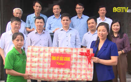 Trao hỗ trợ nhà cho Hội viên nông dân