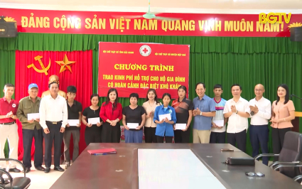 Trao kinh phí hỗ trợ, bàn giao nhà cho gia đình khó khăn 
