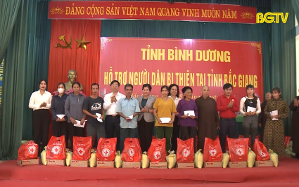 Trao quà hỗ trợ người dân bị thiên tai 