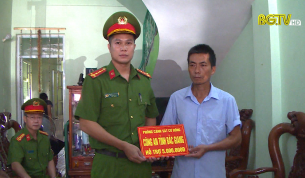 Trao thư khen và tặng quà gia đình Thượng sĩ Nguyễn Văn Mạnh