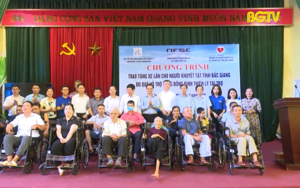 Trao xe lăn cho người khuyết tật có hoàn cảnh khó khăn