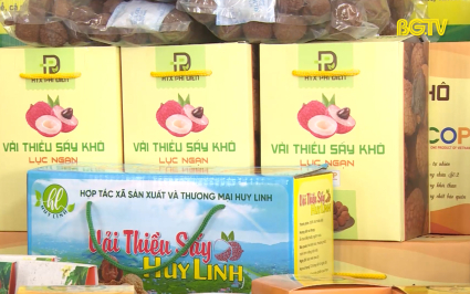 Trưng bày đa dạng nông sản của nông dân 