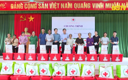 Trưởng ban Dân vận Trung ương tặng quà hỗ trợ tỉnh Bắc Giang 