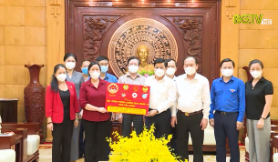 Trưởng Ban Dân vận Trung ương trao tặng ủng hộ phòng chống dịch