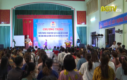 Tư vấn pháp luật và tặng quà cho công nhân ở trọ tại huyện Việt Yên 