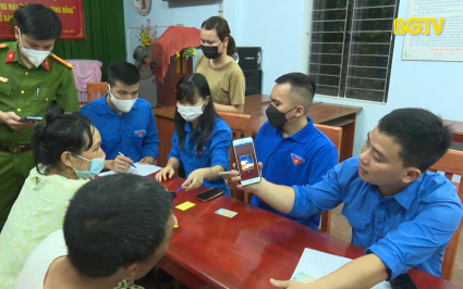 Tuổi trẻ Bắc Giang tích cực hướng dẫn người dân cài đặt mã định danh