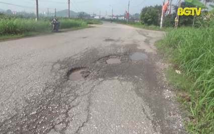 Tuyến đường liên xã tại Tân Yên xuống cấp gây mất an toàn giao thông